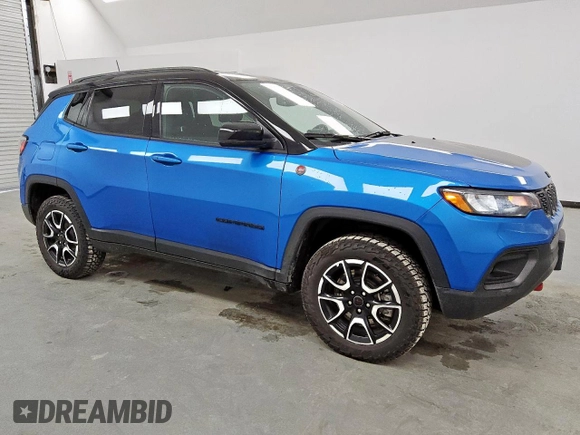 2025 Jeep Compass Trailhawk with VIN 3C4NJDDN0ST536792, listed as a Copart auction lot 61690425 with 14,512 mi miles and Clean title. Bid and sale history available at DreamBid. Image 4.