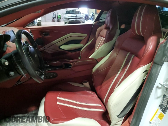 2020 Aston Martin Vantage z VIN SCFSMGAW1LGN03414, wystawiony jako Copart lot #84055064 z przebiegiem 24 509 mil mil oraz Szkody całkowita. Historia ofert i sprzedaży dostępna na DreamBid. Obrazek 9.