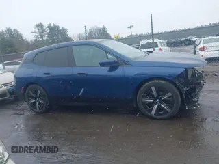 2023 BMW iX xDrive50 z VIN WB523CF08PCM23678, wystawiony jako IAAI lot #41930985 z przebiegiem 19 040 mil mil oraz . Historia ofert i sprzedaży dostępna na DreamBid. Obrazek 14.
