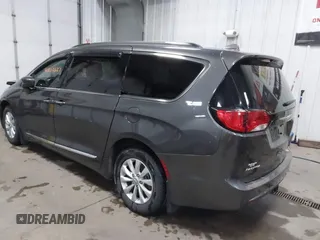 2017 Chrysler Pacifica Touring L z VIN 2C4RC1BGXHR753504, wystawiony jako IAAI lot #41330337 z przebiegiem 103 403 mil mil oraz . Historia ofert i sprzedaży dostępna na DreamBid. Obrazek 3.