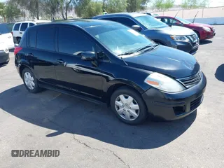 2012 Nissan Versa S z VIN 3N1BC1CP0CK210211, wystawiony jako IAAI lot #42315249 z przebiegiem 189 276 mil mil oraz . Historia ofert i sprzedaży dostępna na DreamBid. Obrazek 1.