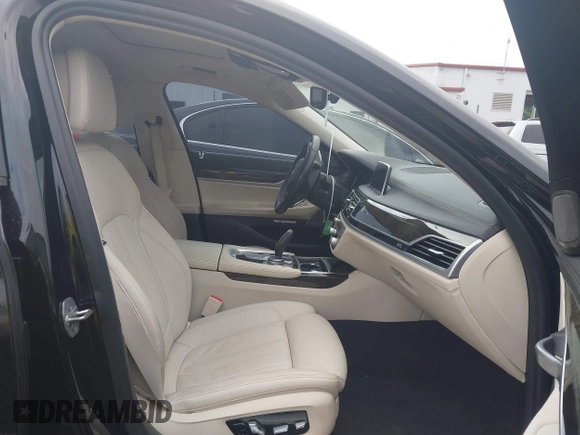 2018 BMW 7 Series 750i z VIN WBA7F0C59JGM23945, wystawiony jako IAAI lot #42236737 z przebiegiem 65 576 mil mil oraz . Historia ofert i sprzedaży dostępna na DreamBid. Obrazek 5.