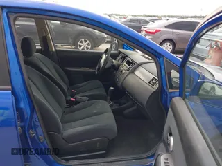 2011 Nissan Versa S z VIN 3N1BC1CP0BL447225, wystawiony jako IAAI lot #42466974 z przebiegiem 133 973 mil mil oraz . Historia ofert i sprzedaży dostępna na DreamBid. Obrazek 5.