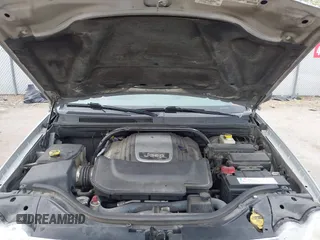 2005 Jeep Grand Cherokee Limited with VIN 1J4HR58255C671885, listed as a IAAI auction lot 42136640 with 215,751 mi miles. Bid and sale history available at carsss.com. Image 10.