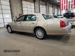 2005 Lincoln Town Car Signature z VIN 1LNHM81W55Y670818, wystawiony jako Copart lot #53279985 z przebiegiem 95 939 mil mil oraz Szkoda całkowita • Salvage title. Historia ofert i sprzedaży dostępna na DreamBid. Obrazek 2.