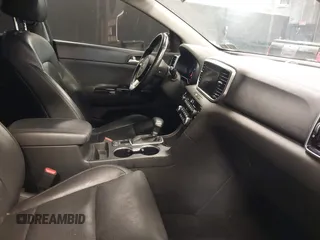 2020 Kia Sportage EX z VIN KNDPNCAC6L7696725, wystawiony jako IAAI lot #41837807 z przebiegiem 51 817 mil mil oraz . Historia ofert i sprzedaży dostępna na DreamBid. Obrazek 5.