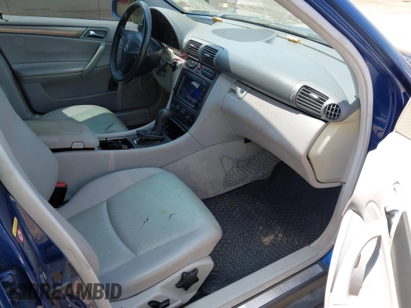 2004 Mercedes-Benz C 230 Kompressor z VIN WDBRF40J24F495227, wystawiony jako IAAI lot #42285246 z przebiegiem 200 008 mil mil oraz . Historia ofert i sprzedaży dostępna na DreamBid. Obrazek 5.