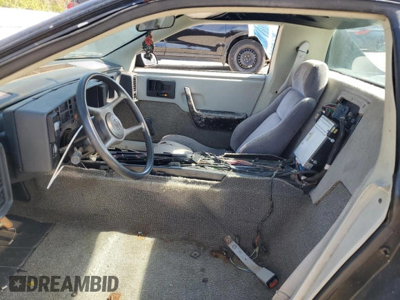 1985 Pontiac Fiero z VIN 1G2PM37R0FP243885, wystawiony jako Copart lot #43140515 z przebiegiem 179 713 mil mil oraz Czysty tytuł • Clean title. Historia ofert i sprzedaży dostępna na DreamBid. Obrazek 7.
