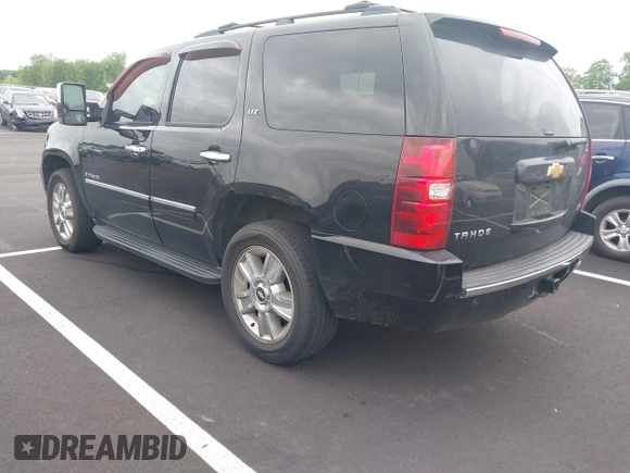 2009 Chevrolet Tahoe LTZ z VIN 1GNFK330X9R130028, wystawiony jako IAAI lot #42113713 z przebiegiem 135 631 mil mil oraz . Historia ofert i sprzedaży dostępna na DreamBid. Obrazek 3.