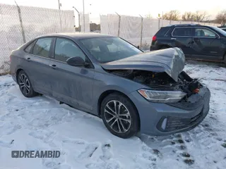 2023 Volkswagen Jetta Sport z VIN 3VWAM7BU2PM042983, wystawiony jako IAAI lot #40968734 z przebiegiem 5 881 mil mil oraz . Historia ofert i sprzedaży dostępna na DreamBid. Obrazek 1.