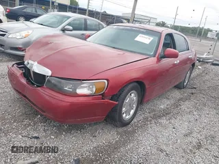 1999 Lincoln Town Car Signature z VIN 1LNFM82WXXY601583, wystawiony jako IAAI lot #42193270 z przebiegiem Nie podano mil oraz . Historia ofert i sprzedaży dostępna na DreamBid. Obrazek 2.