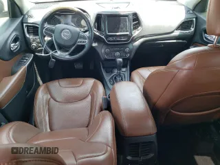 2019 Jeep Cherokee z VIN 1C4PJLJN0KD215834, wystawiony jako Copart lot #57652975 z przebiegiem 127 986 mil mil oraz Czysty tytuł • Clean title. Historia ofert i sprzedaży dostępna na DreamBid. Obrazek 8.