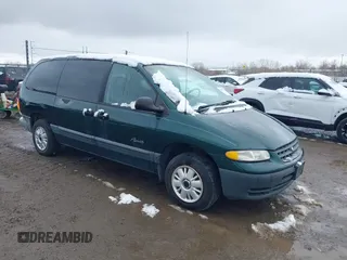 1996 Plymouth Voyager SE z VIN 2P4GP4436TR806940, wystawiony jako IAAI lot #41557444 z przebiegiem Nie podano mil oraz . Historia ofert i sprzedaży dostępna na DreamBid. Obrazek 1.
