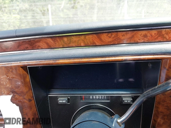 1991 Cadillac Brougham z VIN 1G6DW54E5MR723477, wystawiony jako IAAI lot #42535123 z przebiegiem 300 768 mil mil oraz . Historia ofert i sprzedaży dostępna na DreamBid. Obrazek 7.