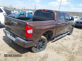 2017 Toyota Tundra Platinum z VIN 5TFAW5F10HX626991, wystawiony jako IAAI lot #41778320 z przebiegiem 211 484 mil mil oraz . Historia ofert i sprzedaży dostępna na DreamBid. Obrazek 4.