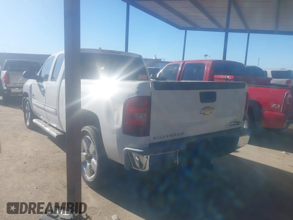 2010 Chevrolet Silverado 1500 LT with VIN 1GCSCSE02AZ299105, listed as a IAAI auction lot 41402009 with 201,673 mi miles and . Bid and sale history available at DreamBid. Image 3.