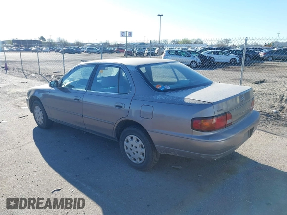 1995 Toyota Camry LE z VIN JT2SK12E0S0286848, wystawiony jako IAAI lot #41862969 z przebiegiem 220 923 mil mil oraz . Historia ofert i sprzedaży dostępna na DreamBid. Obrazek 3.