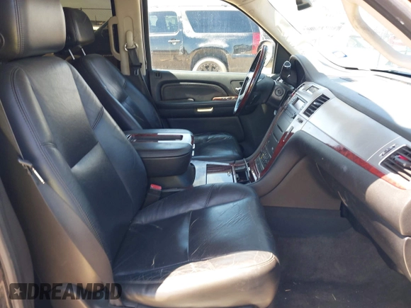 2008 Cadillac Escalade z VIN 1GYEC63858R217384, wystawiony jako IAAI lot #42045588 z przebiegiem 139 578 mil mil oraz . Historia ofert i sprzedaży dostępna na DreamBid. Obrazek 5.
