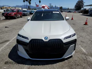 2023 BMW i7 xDrive60 z VIN WBY53EJ08PCN04974, wystawiony jako Copart lot #49995624 z przebiegiem Nie podano mil oraz . Historia ofert i sprzedaży dostępna na DreamBid. Obrazek 5.