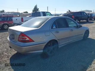 2005 Mercedes-Benz C 230 Kompressor z VIN WDBRF40J45F724055, wystawiony jako IAAI lot #42362897 z przebiegiem 234 922 mil mil oraz . Historia ofert i sprzedaży dostępna na DreamBid. Obrazek 4.