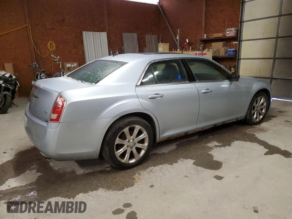 2013 Chrysler 300 S z VIN 2C3CCAGG8DH599569, wystawiony jako Copart lot #43560255 z przebiegiem 135 966 mil mil oraz Czysty tytuł • Clean title. Historia ofert i sprzedaży dostępna na DreamBid. Obrazek 3.