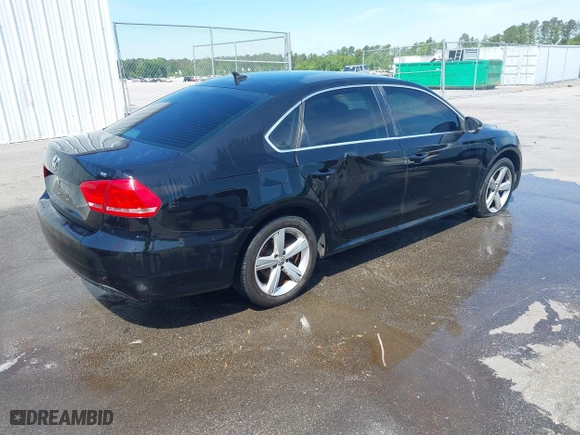 2012 Volkswagen Passat SE with VIN 1VWBP7A3XCC083183, listed as a IAAI auction lot 42011033 with 178,739 mi miles. Bid and sale history available at carsss.com. Image 4.