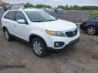 2012 Kia Sorento LX z VIN 5XYKT3A61CG212361, wystawiony jako IAAI lot #42375256 z przebiegiem 120 887 mil mil oraz . Historia ofert i sprzedaży dostępna na DreamBid. Obrazek 1.