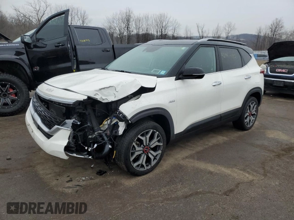 2022 Kia Seltos SX with VIN KNDETCA23N7299979, listed as a Copart auction lot 42940095 with 27,315 mi miles and Salvage title. Bid and sale history available at DreamBid. Image 1.