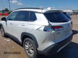 2022 Toyota Corolla Cross LE z VIN 7MUCAAAG0NV014812, wystawiony jako IAAI lot #42335853 z przebiegiem 52 811 mil mil oraz . Historia ofert i sprzedaży dostępna na DreamBid. Obrazek 3.