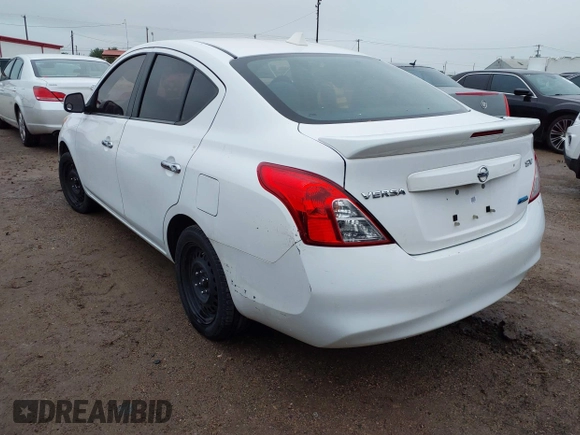 2013 Nissan Versa SV z VIN 3N1CN7AP0DL824093, wystawiony jako IAAI lot #41962416 z przebiegiem 132 846 mil mil oraz . Historia ofert i sprzedaży dostępna na DreamBid. Obrazek 3.