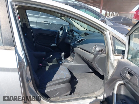 2013 Ford Fiesta SE z VIN 3FADP4BJ7DM165174, wystawiony jako IAAI lot #42311167 z przebiegiem 90 592 mil mil oraz . Historia ofert i sprzedaży dostępna na DreamBid. Obrazek 5.
