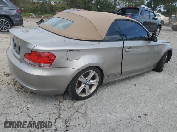 2009 BMW 1 Series 128i z VIN WBAUL73539VJ76952, wystawiony jako Copart lot #76992254 z przebiegiem Nie podano mil oraz Szkody całkowita. Historia ofert i sprzedaży dostępna na DreamBid. Obrazek 3.