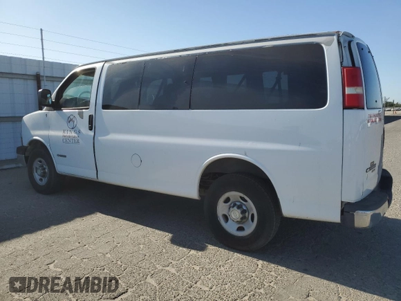 2006 Chevrolet Express Passenger z VIN 1GAHG35U361256706, wystawiony jako Copart lot #53382965 z przebiegiem 235 191 mil mil oraz Tytuł czysty. Historia ofert i sprzedaży dostępna na DreamBid. Obrazek 2.