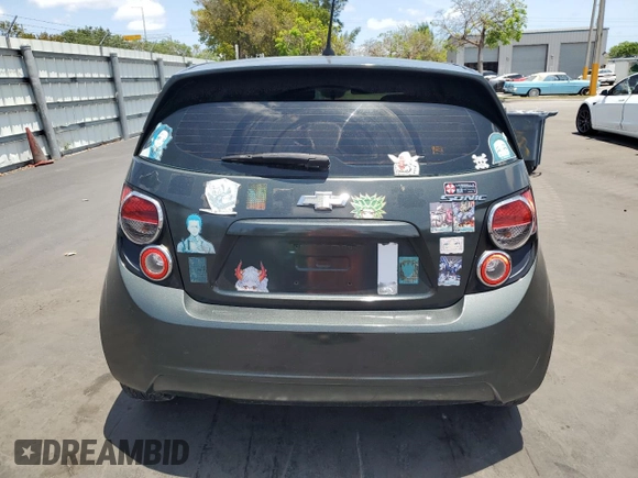 2013 Chevrolet Sonic LS z VIN 1G1JA6SH2D4136905, wystawiony jako Copart lot #55980485 z przebiegiem 176 857 mil mil oraz Nie do naprawy • Non repairable. Historia ofert i sprzedaży dostępna na DreamBid. Obrazek 6.