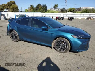 2025 Toyota Camry LE z VIN 4T1DBADK3SU502862, wystawiony jako Copart lot #51853575 z przebiegiem 31 601 mil mil oraz Szkoda całkowita • Salvage title. Historia ofert i sprzedaży dostępna na DreamBid. Obrazek 4.