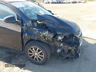 2018 Chevrolet Sonic LT z VIN 1G1JD5SB8J4121320, wystawiony jako IAAI lot #40604581 z przebiegiem 97 602 mil mil oraz . Historia ofert i sprzedaży dostępna na DreamBid. Obrazek 6.
