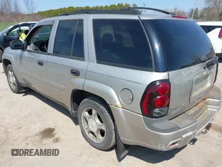 2007 Chevrolet TrailBlazer LS with VIN 1GNDT13S272211105, listed as a IAAI auction lot 42106818 with 200,104 mi miles. Bid and sale history available at carsss.com. Image 3.
