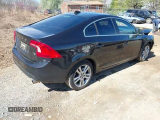 2013 Volvo S60 T5 Premier z VIN YV1612FS6D2207556, wystawiony jako IAAI lot #41895353 z przebiegiem 96 213 mil mil oraz . Historia ofert i sprzedaży dostępna na DreamBid. Obrazek 4.