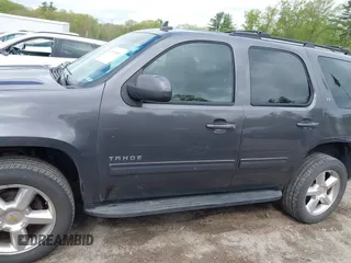 2010 Chevrolet Tahoe LT z VIN 1GNUKBE01AR105053, wystawiony jako IAAI lot #42268400 z przebiegiem 296 257 mil mil oraz . Historia ofert i sprzedaży dostępna na DreamBid. Obrazek 15.