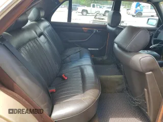1982 Mercedes-Benz 380 z VIN WDBCA33A2CB029426, wystawiony jako Copart lot #56716845 z przebiegiem 80 627 mil mil oraz Czysty tytuł • Clean title. Historia ofert i sprzedaży dostępna na DreamBid. Obrazek 10.