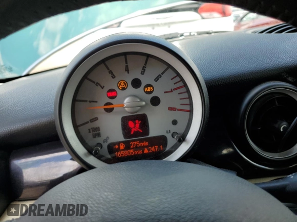 2009 MINI Hardtop z VIN WMWMF33539TU69648, wystawiony jako Copart lot #64213555 z przebiegiem 165 805 mil mil oraz Czysty tytuł • Clean title. Historia ofert i sprzedaży dostępna na DreamBid. Obrazek 10.