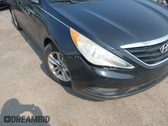 2013 Hyundai Sonata GLS z VIN 5NPEB4AC3DH590686, wystawiony jako IAAI lot #42361510 z przebiegiem 121 719 mil mil oraz . Historia ofert i sprzedaży dostępna na DreamBid. Obrazek 13.