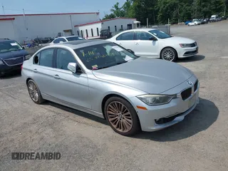 2013 BMW 3 Series 335i xDrive z VIN WBA3B9G57DNP39692, wystawiony jako IAAI lot #42424788 z przebiegiem Nie podano mil oraz . Historia ofert i sprzedaży dostępna na DreamBid. Obrazek 1.