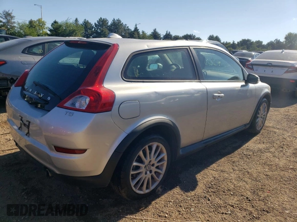 2012 Volvo C30 z VIN YV1672MK7C2281133, wystawiony jako Copart lot #66388394 z przebiegiem 98 504 mil mil oraz Szkody całkowita. Historia ofert i sprzedaży dostępna na DreamBid. Obrazek 3.
