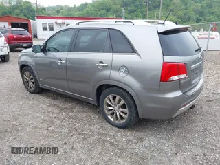 2012 Kia Sorento SX z VIN 5XYKWDA22CG196956, wystawiony jako IAAI lot #42212491 z przebiegiem 190 732 mil mil oraz . Historia ofert i sprzedaży dostępna na DreamBid. Obrazek 3.
