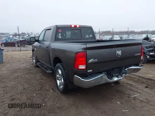 2018 Ram 1500 Big Horn z VIN 3C6RR7LG2JG235342, wystawiony jako IAAI lot #41475568 z przebiegiem 103 804 mil mil oraz . Historia ofert i sprzedaży dostępna na DreamBid. Obrazek 3.
