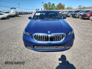 2024 BMW i5 eDrive40 z VIN WBY33FK05RCR56573, wystawiony jako Copart lot #76009714 z przebiegiem 241 mil mil oraz Szkody całkowita. Historia ofert i sprzedaży dostępna na DreamBid. Obrazek 5.