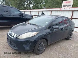 2012 Ford Fiesta SE z VIN 3FADP4BJ8CM173590, wystawiony jako IAAI lot #40732721 z przebiegiem 156 874 mil mil oraz . Historia ofert i sprzedaży dostępna na DreamBid. Obrazek 2.
