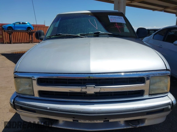 1997 Chevrolet Blazer LS z VIN 1GNDT13W0V2186110, wystawiony jako IAAI lot #42422561 z przebiegiem 233 189 mil mil oraz . Historia ofert i sprzedaży dostępna na DreamBid. Obrazek 6.