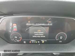 2019 Audi e-tron Premium Plus с VIN WA1LABGE7KB021954, выставлен на аукционе Copart как лот 47867025 с пробегом 74 853 миль миль и Списание • Salvage title. История ставок и продаж доступна на DreamBid. Изображение 9.